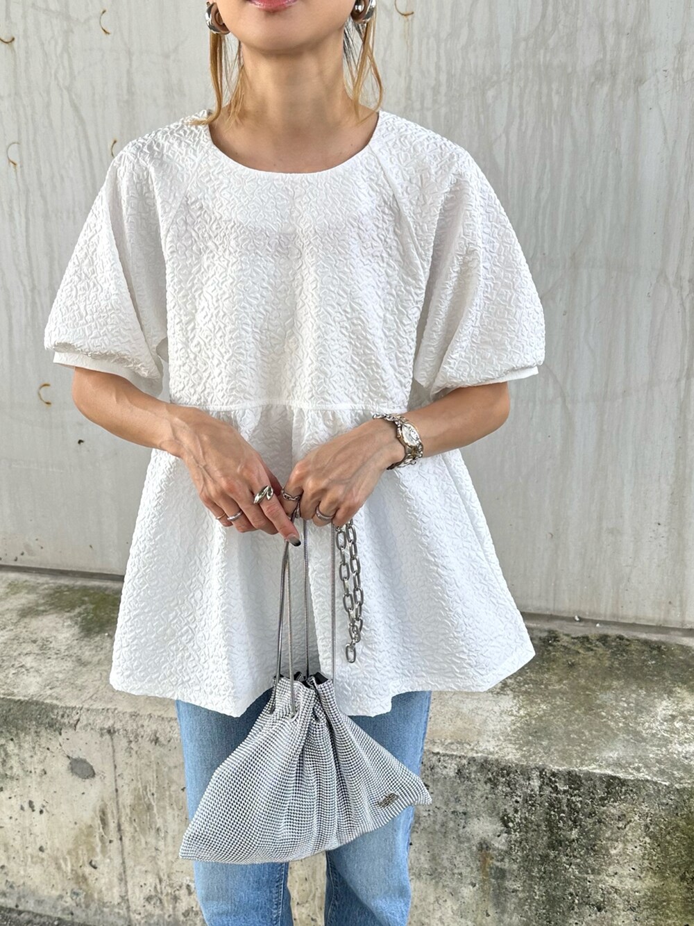 ホワイト系のシャツ/ブラウスを着用したレディースの夏コーディネートの2枚目の写真