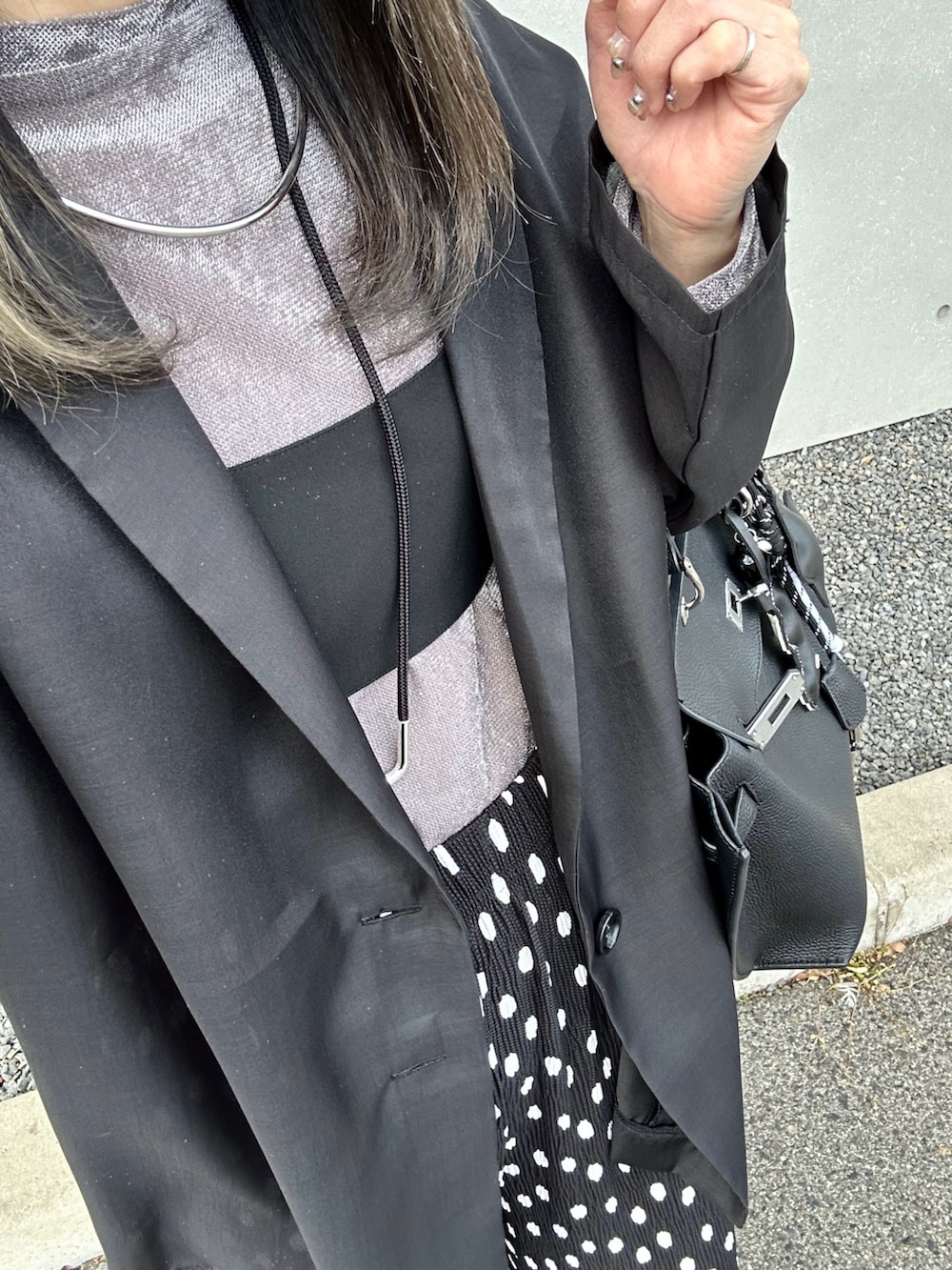 グレー系のTシャツ/カットソー、ブラック系のその他パンツを着用したレディースの春コーディネートの3枚目の写真