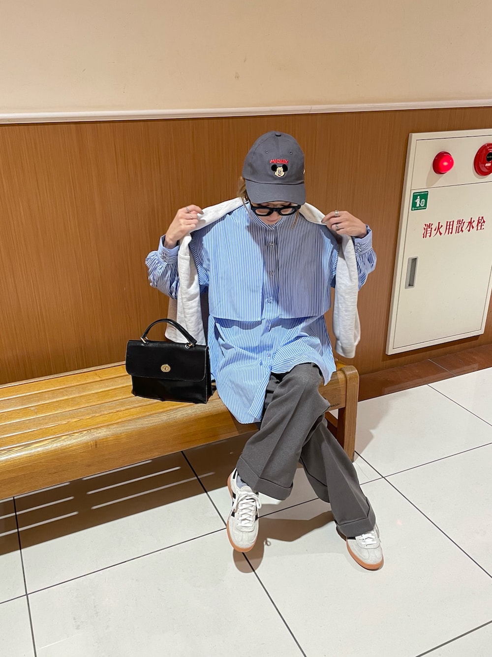 ブルー系のシャツ/ブラウスを着用したレディースの春コーディネートの2枚目の写真