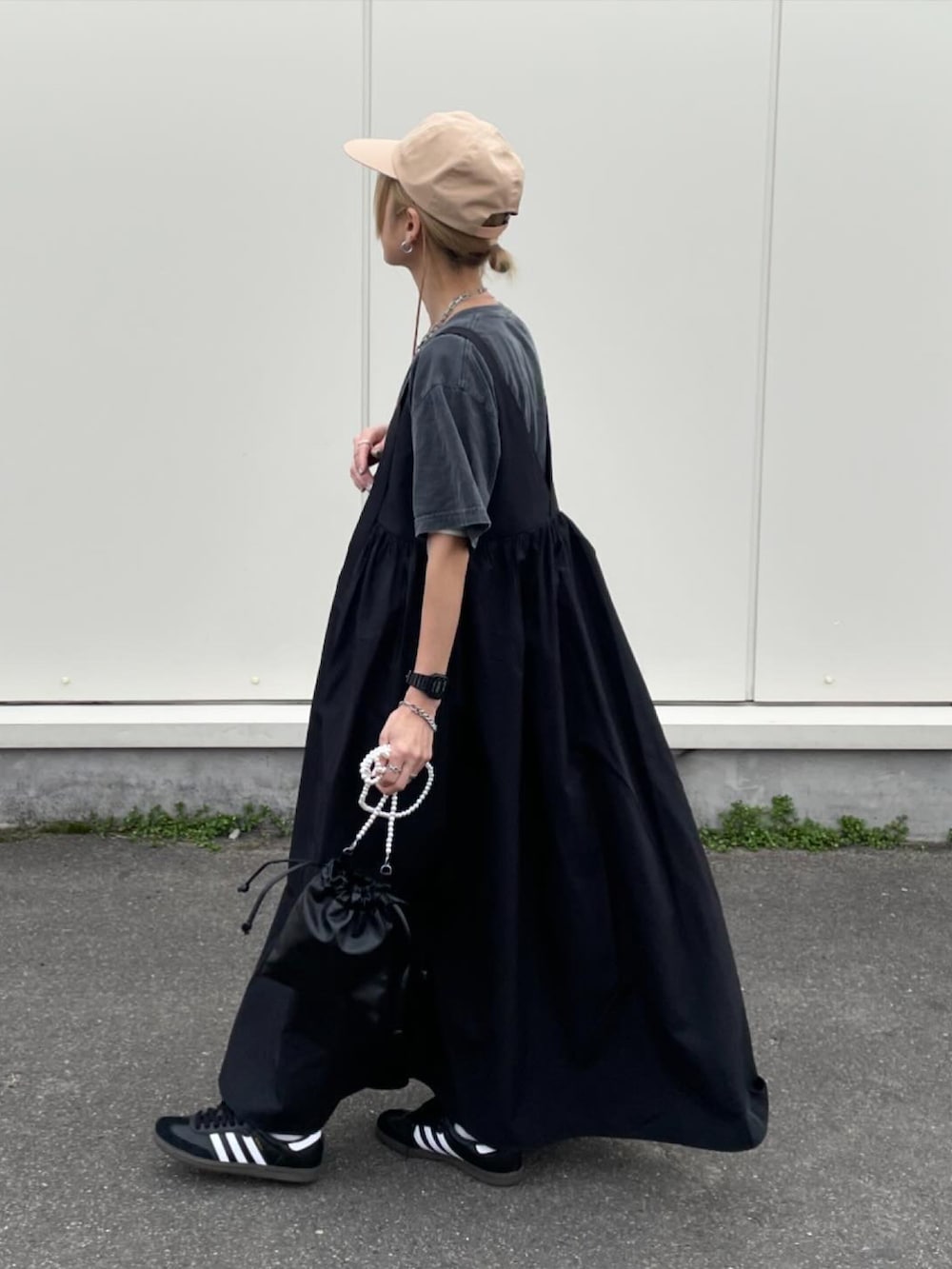 「ジャンスカ、ワンピース、黒ワンピ、ロックT、ワントーンコーデ、春のおしゃ見えテクニック、詳細はInstagram」｜「Ungridのジャンスカキャミワンピース（ワンピース、ブラック系）」を使った、amoriaさん（レディース・152cm）の春コーディネートの2枚目の写真