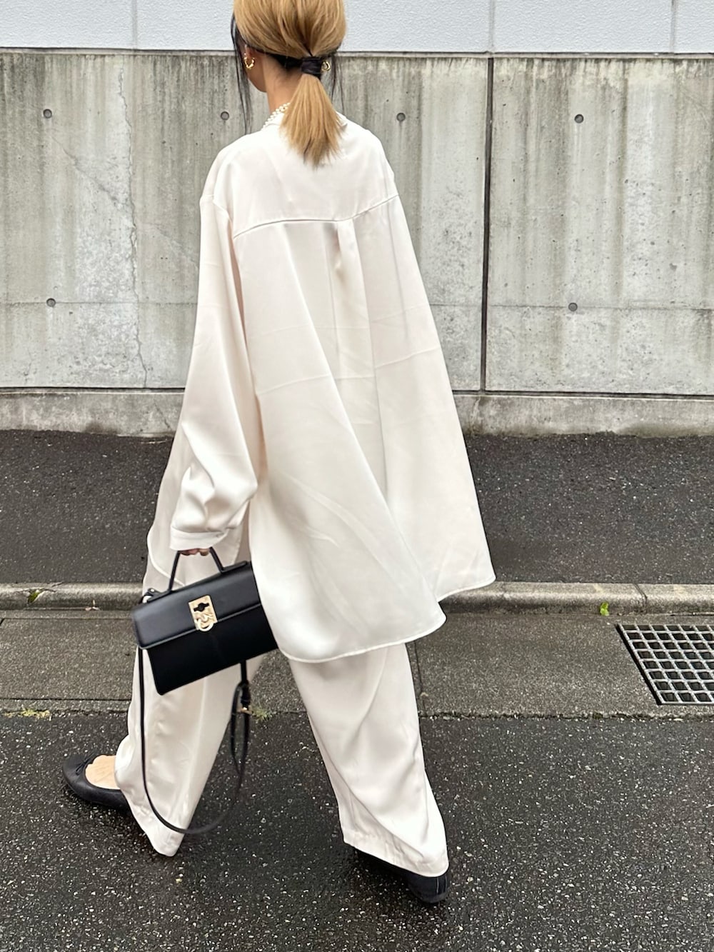 ホワイト系のトップス、ホワイト系のシャツ/ブラウス、ホワイト系のその他パンツを着用したレディースの秋コーディネートの2枚目の写真