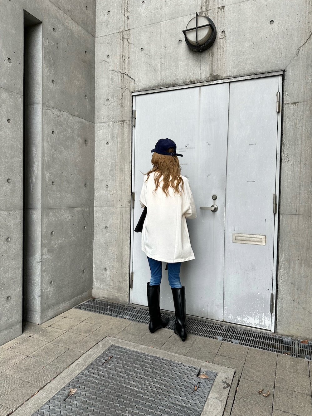 ホワイト系のTシャツ/カットソーを着用したレディースの春コーディネートの4枚目の写真