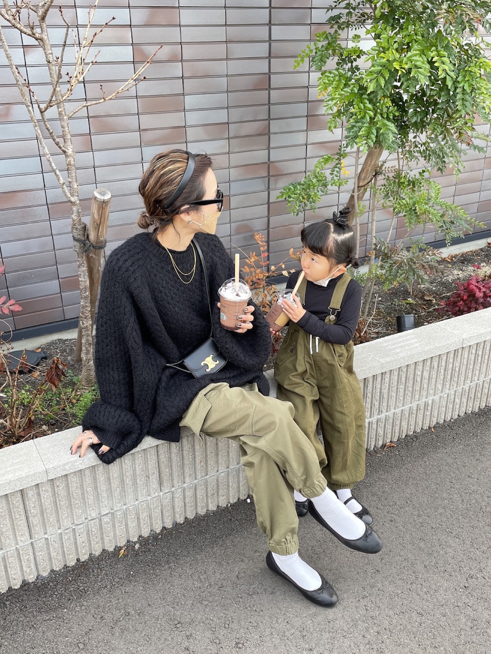 ブラック系のニット/セーターを着用したレディースの春コーディネートの2枚目の写真