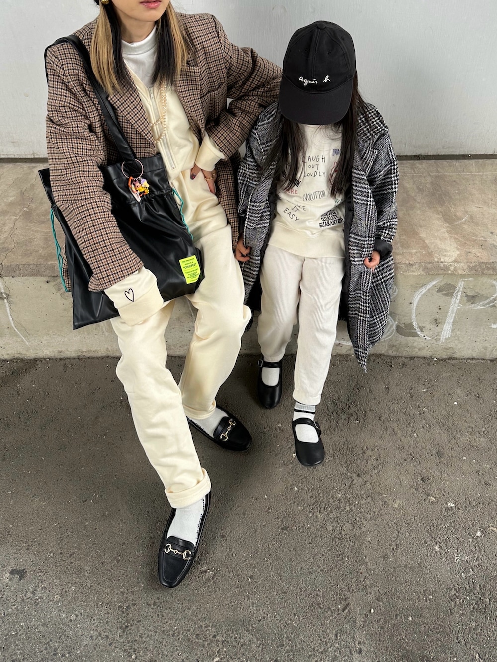 ブラウン系のテーラードジャケット、ブラック系のトートバッグ、ホワイト系のつなぎ/オールインワンを着用したレディースの冬コーディネートの2枚目の写真