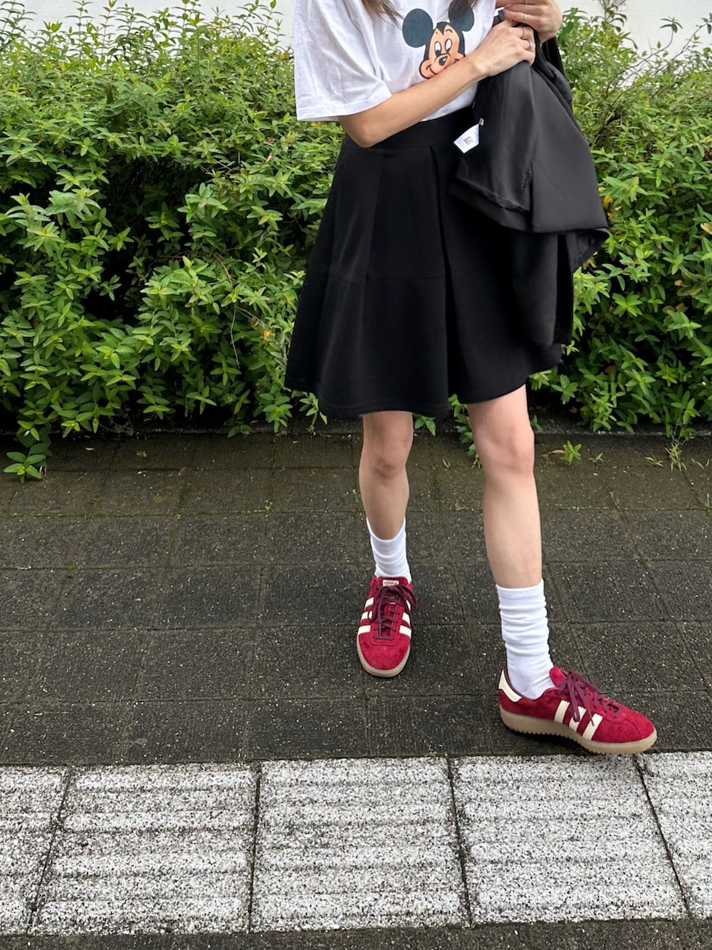 ブラック系のその他パンツ、ホワイト系のTシャツ/カットソーを着用したレディースの春コーディネートの2枚目の写真