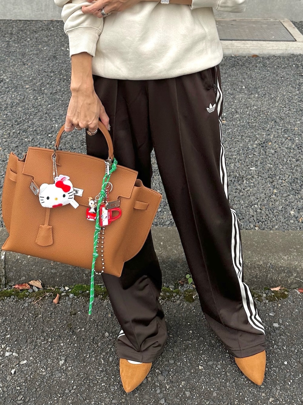 ベージュ系のキャミソール、ブラウン系のその他パンツを着用したレディースの秋コーディネートの3枚目の写真