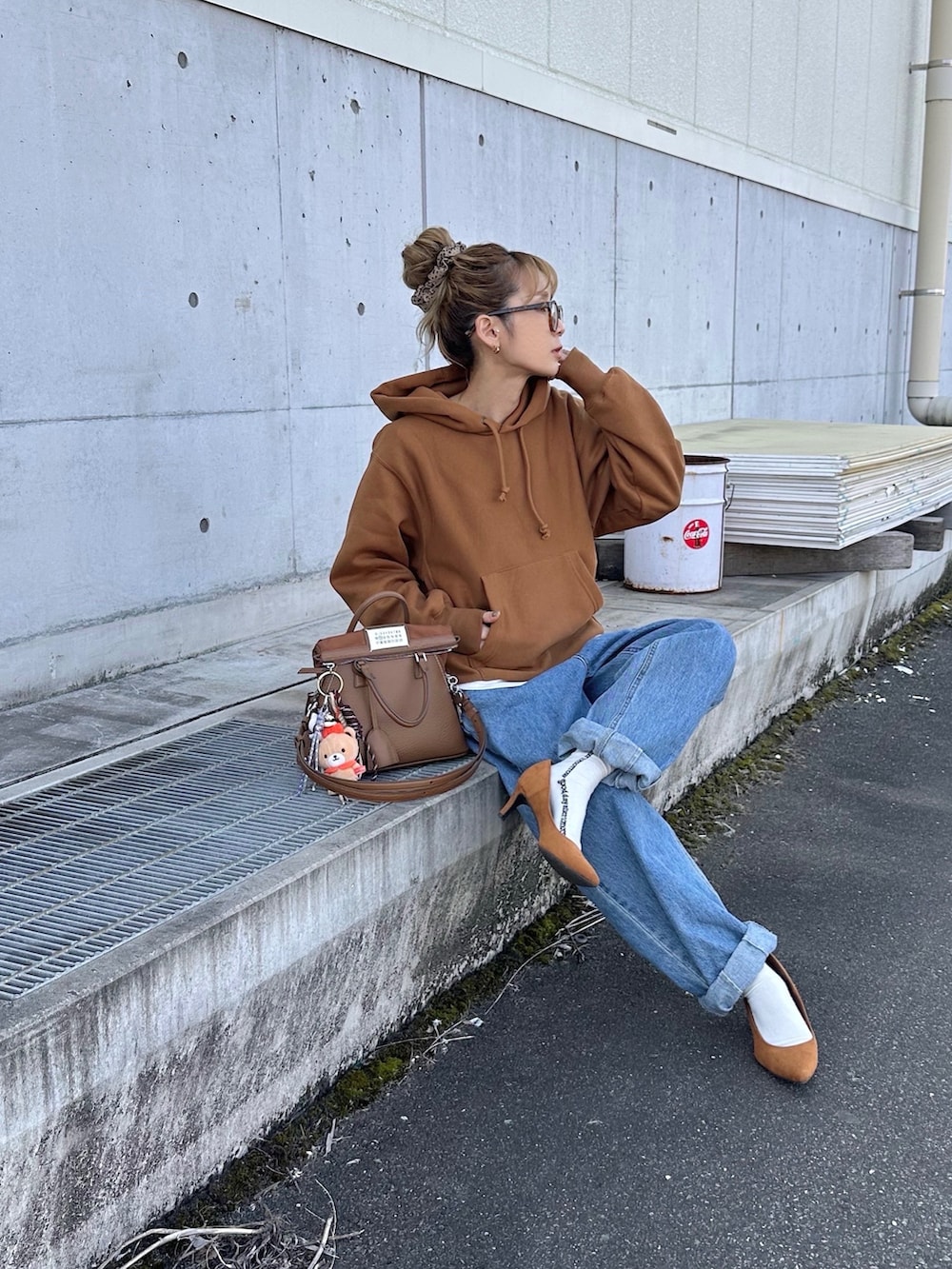 ブルー系のデニムパンツを着用したレディースの冬コーディネートの3枚目の写真