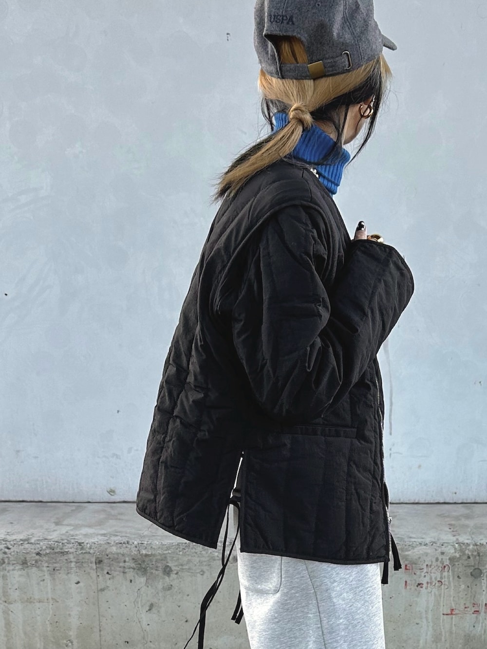 ブラック系のダウンジャケット/コートを着用したレディースの秋コーディネートの2枚目の写真