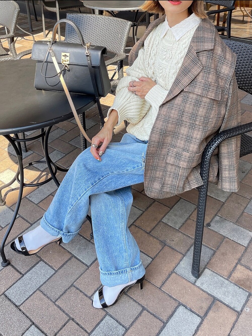 ブラウン系のテーラードジャケットを着用したレディースの秋コーディネートの2枚目の写真