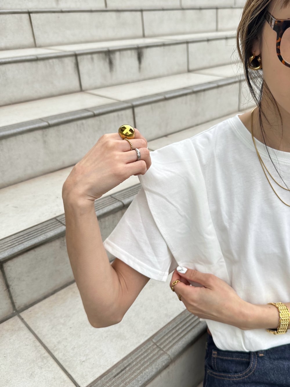 「白Tシャツ、ワンウォッシュデニム、ローファー、トラッド、大人カジュアル、詳細はInstagram」｜「eachのラッフルフリルスリーブコンパクトTシャツ（Tシャツ/カットソー、ホワイト系）」を使った、amoriaさん（レディース・152cm）の夏コーディネートの5枚目の写真