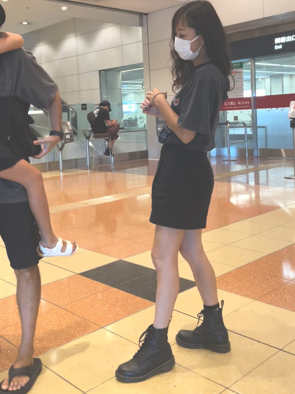 ブラック系のその他パンツ、ブラック系のTシャツ/カットソー、ブラック系のブーツを着用したレディースの秋コーディネートの2枚目の写真