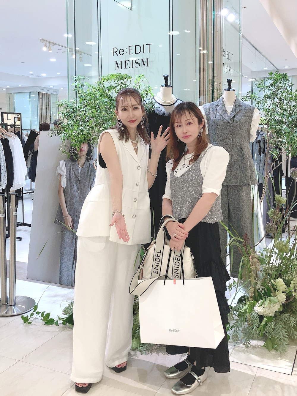 「夏コーデ、リエディ、ReEDIT、オトナカジュアル、オトナ女子、プチプラ、プチプラコーデ」｜「Re:EDITの[神山まりあさん着用][新色追加][2024 SUMMER COLLECTION]スパンコールニットキャミソールビスチェ（キャミソール、グレー系）」を使った、akikoさん（レディース・155cm）の夏コーディネートの3枚目の写真