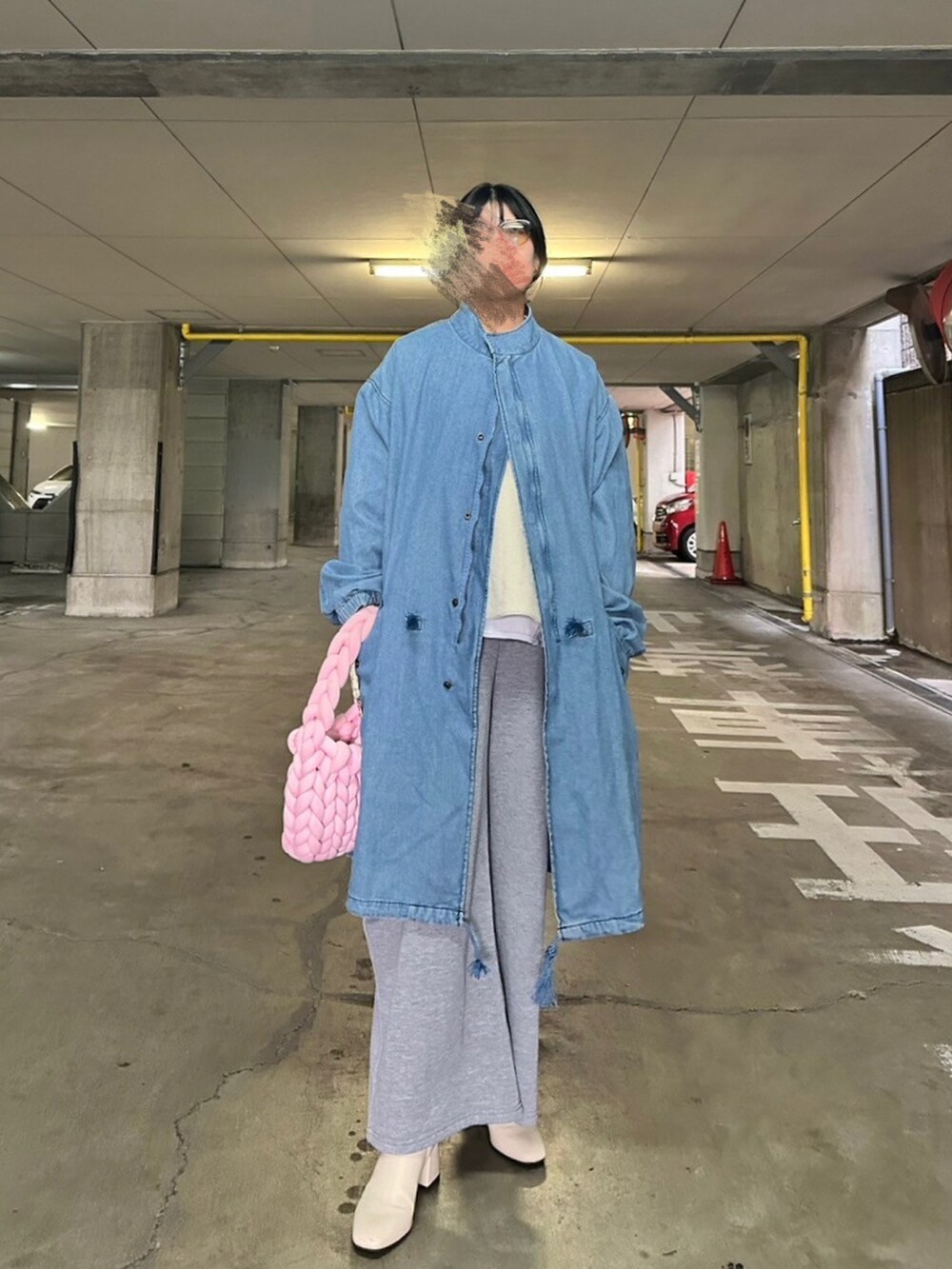 「お出かけコーデ、スウェットパンツ、カットスウェット、ブーツ、マンドゥバッグ、デニムコート、ベストスタイル、プチプラ、プチプラコーデ、アベイル、しまむら」｜「Availのアイテム（バッグ、ピンク系）」を使った、あっかんさん（レディース・158cm）の冬コーディネートの2枚目の写真