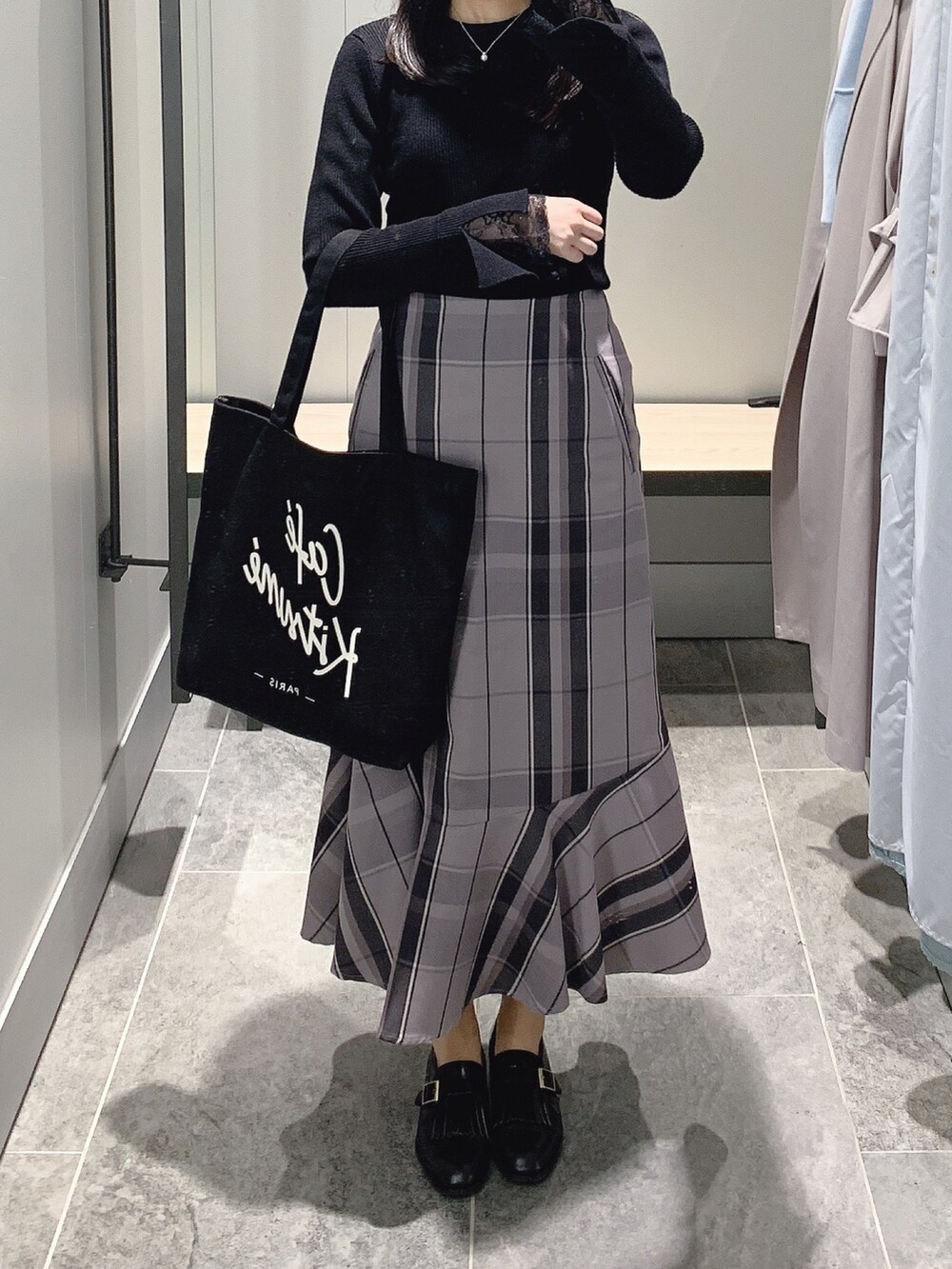 「春コーデ、大人カジュアル、大人コーデ、シンプルコーデ、低身長コーデ、モノトーン、ootd、マーメイドスカート、ワントーンコーデ、ブラック、モノトーンコーデ、チェック、トートバッグ、snidel、Mila Owen」｜「Noelaのレース切替スリーブニット（ニット/セーター、ブラック系）」を使った、pinoさん（レディース・156cm）の春コーディネートの2枚目の写真