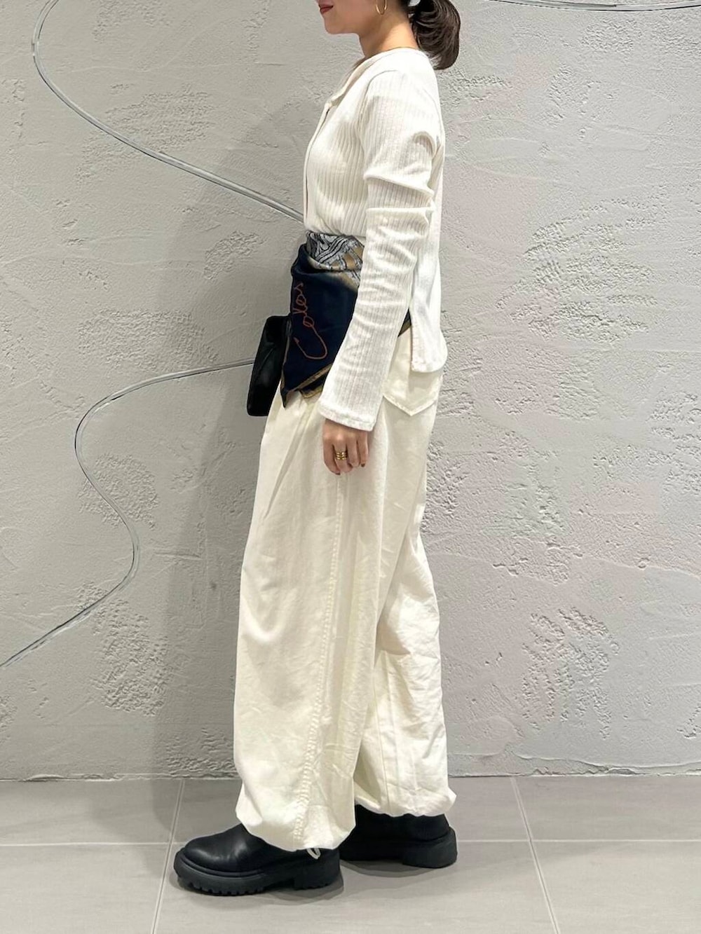 「大人カジュアル、きれいめカジュアル、お出かけコーデ、大人可愛い、春カラーコーデ、骨格ストレート、イエベ春、イエベコーデ」｜「RODE SKOのhun RODE SKO　Gather pocket（ショルダーバッグ、グレー系）」を使った、nanakaさん（レディース・155cm）の春コーディネートの8枚目の写真