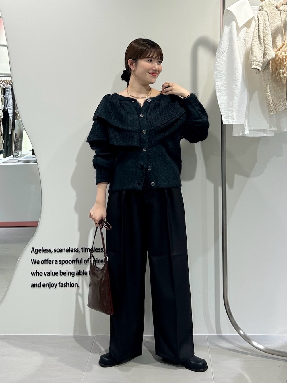 ブラック系のブーツ、ブラウン系のショルダーバッグ、ブラック系のその他パンツを着用したレディースの秋コーディネートの2枚目の写真