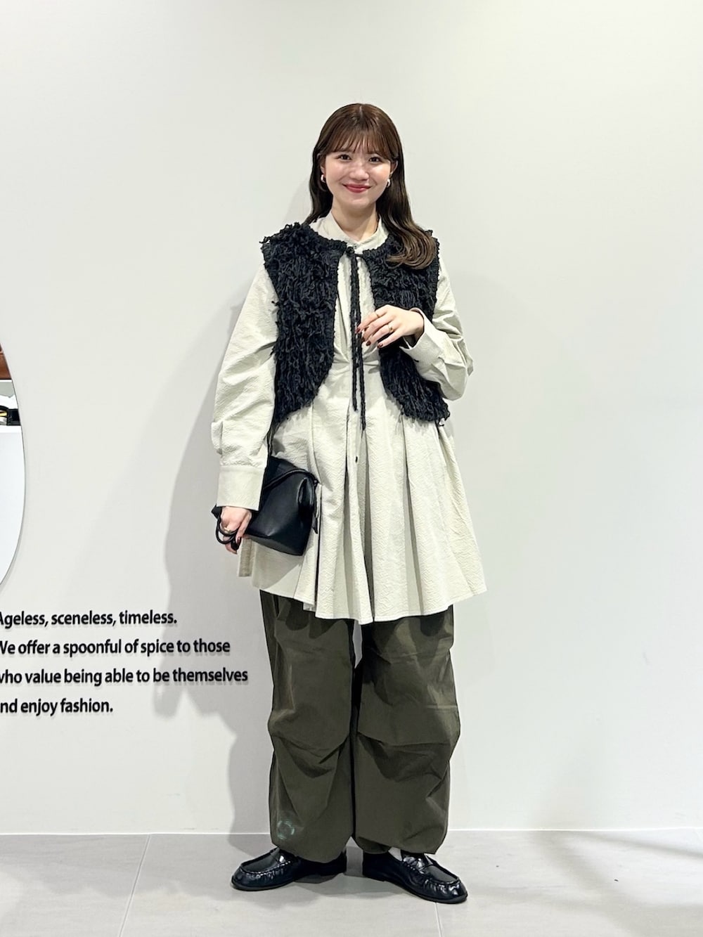 ブルー系のシャツ/ブラウス、グレー系のベスト、グリーン系のその他パンツを着用したレディースの冬コーディネートの4枚目の写真