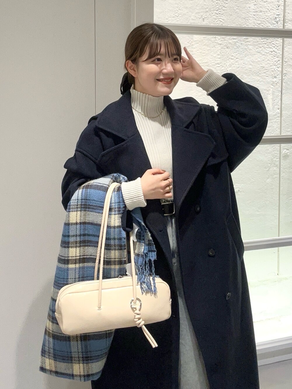 「タートルネック、ロングコート、冬アウター、最近のいい感じコーデ、プチプラ、ショルダーバッグ、冬コーデ、きれいめカジュアル、お出かけコーデ、ニット帽、ニット、オトナカジュアル、ボストンバッグ、おでかけコーデ、キレイめ」｜「KBFの『UR TECH』illi　ランダムRIBハイネックニット（ニット/セーター、ホワイト系）」を使った、nanakaさん（骨格ストレート・レディース・155cm）の秋コーディネートの2枚目の写真