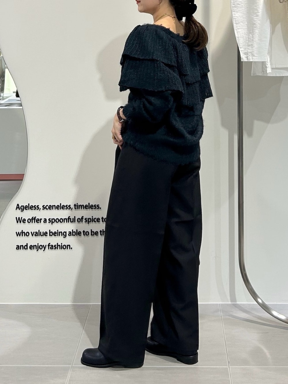 ブラック系のブーツ、ブラウン系のショルダーバッグ、ブラック系のその他パンツを着用したレディースの秋コーディネートの5枚目の写真