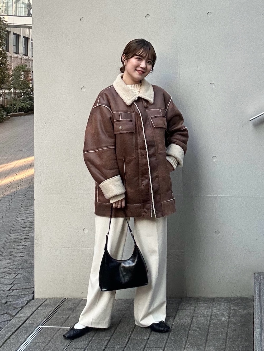 「プチプラ、淡色コーデ、冬アウター、ボア、ニット、ボアジャケット、シンプルスタイル、お出かけコーデ、カジュアルスタイル、今日のコーデ、ブラウン、オトナ女子、シンプル、きれいめカジュアル、ムートンジャケット」｜「KBFのオーバーサイズボアジャケット（その他アウター、ブラウン系）」を使った、nanakaさん（骨格ストレート・レディース・155cm）の冬コーディネートの3枚目の写真