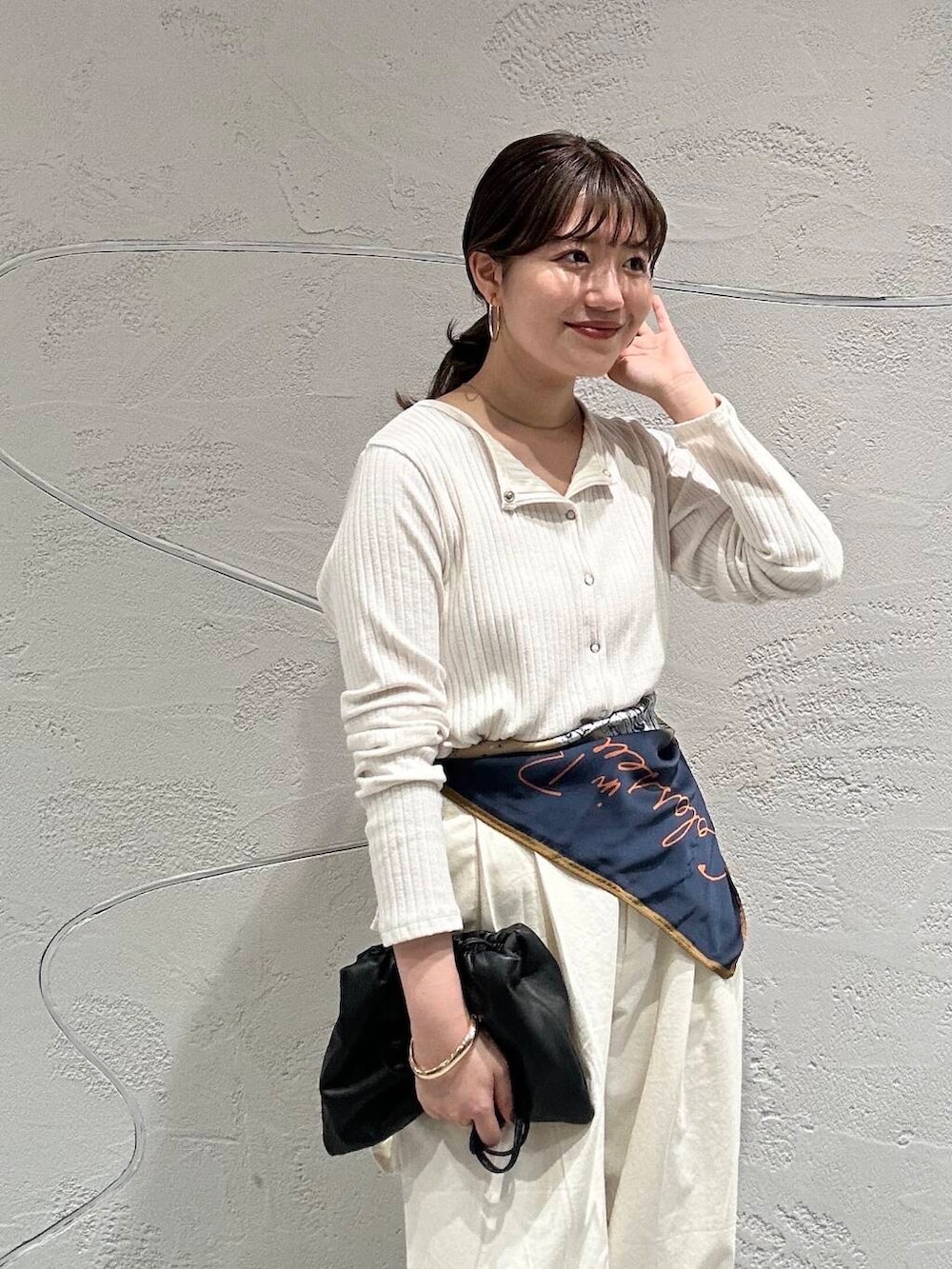 「大人カジュアル、きれいめカジュアル、お出かけコーデ、大人可愛い、春カラーコーデ、骨格ストレート、イエベ春、イエベコーデ」｜「RODE SKOのhun RODE SKO　Gather pocket（ショルダーバッグ、グレー系）」を使った、nanakaさん（レディース・155cm）の春コーディネートの6枚目の写真