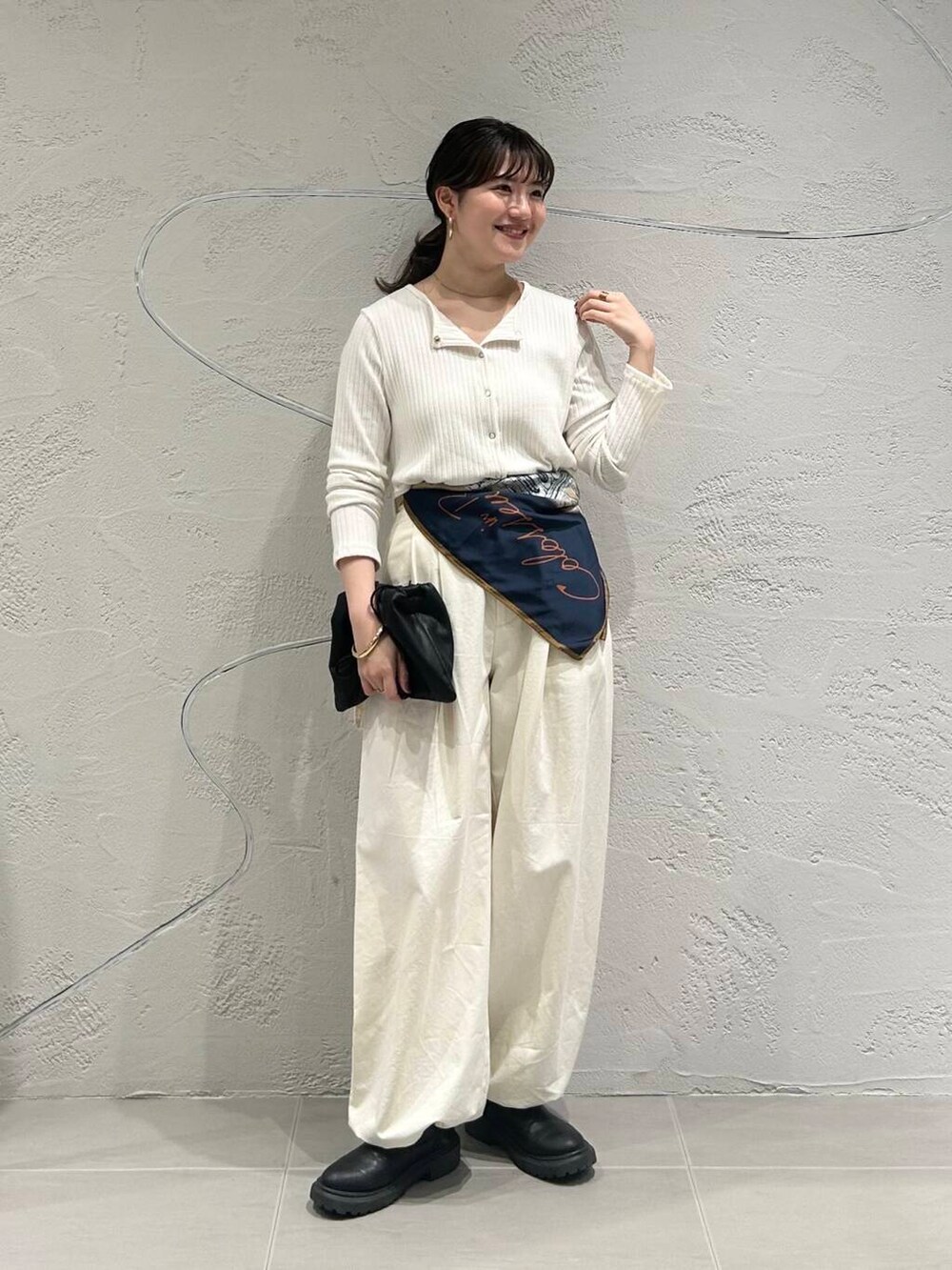 「大人カジュアル、きれいめカジュアル、お出かけコーデ、大人可愛い、春カラーコーデ、骨格ストレート、イエベ春、イエベコーデ」｜「RODE SKOのhun RODE SKO　Gather pocket（ショルダーバッグ、グレー系）」を使った、nanakaさん（レディース・155cm）の春コーディネートの7枚目の写真