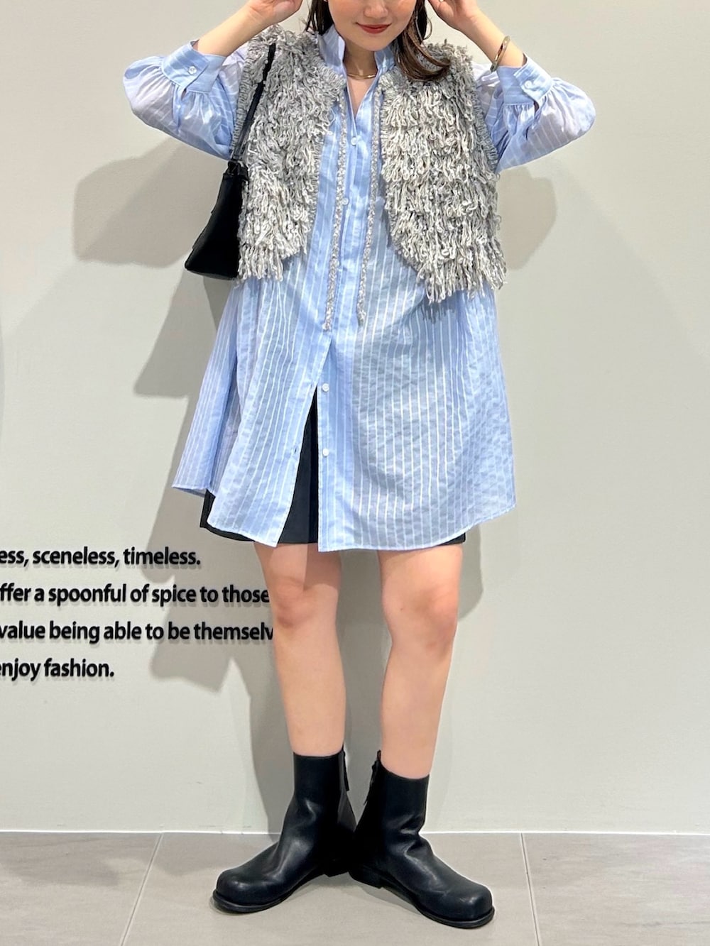 グレー系のその他パンツ、ブルー系のワンピース、ブラック系のショルダーバッグを着用したレディースの夏コーディネートの7枚目の写真