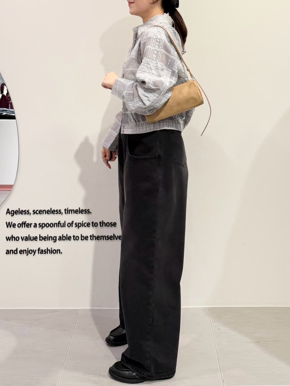 ブラック系のデニムパンツ、グレー系のシャツ/ブラウス、ホワイト系のキャミソールを着用したレディースの春コーディネートの3枚目の写真