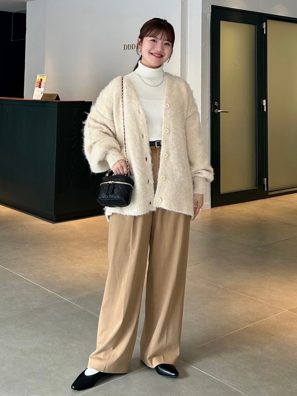 「ファッションを楽しもう、今日のコスメと服、カーディガン、ショルダーバッグ、ビッグシルエット、レイヤードスタイル、お出かけコーデ、プチプラ、ブラウン、きれいめカジュアル、冬コーデ、淡色コーデ、WEARyouthコーデ、秋冬コーデ、ニット」|「RiberryのシャギーVネックカーディガン(カーディガン/ボレロ、ホワイト系)」を使った、nanakaさん(骨格ストレート・レディース・155cm)の秋コーディネートの3枚目の写真