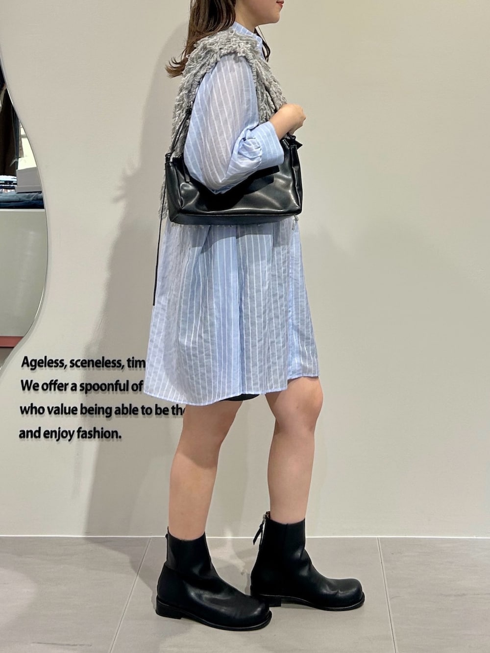 グレー系のその他パンツ、ブルー系のワンピース、ブラック系のショルダーバッグを着用したレディースの夏コーディネートの3枚目の写真