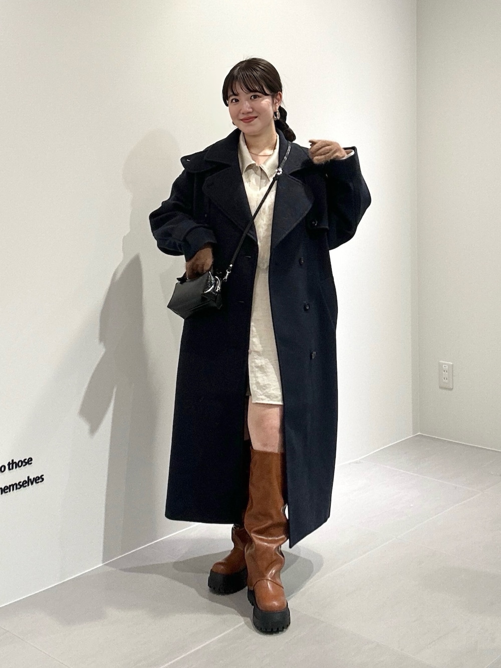 「プチプラ、冬アウター、レイヤードスタイル、ロングブーツ、チェスターコート、ロングコート、ネイビーコーデ、きれいめカジュアル、キレイめ、カジュアルガーリー、カジュアルコーデ、オトナカジュアル、オトナ女子、お出かけコーデ、骨格ストレート」｜「KBFの『2サイズ展開』コクーンロングコート（ステンカラーコート、ブルー系）」を使った、nanakaさん（骨格ストレート・レディース・155cm）の冬コーディネートの5枚目の写真