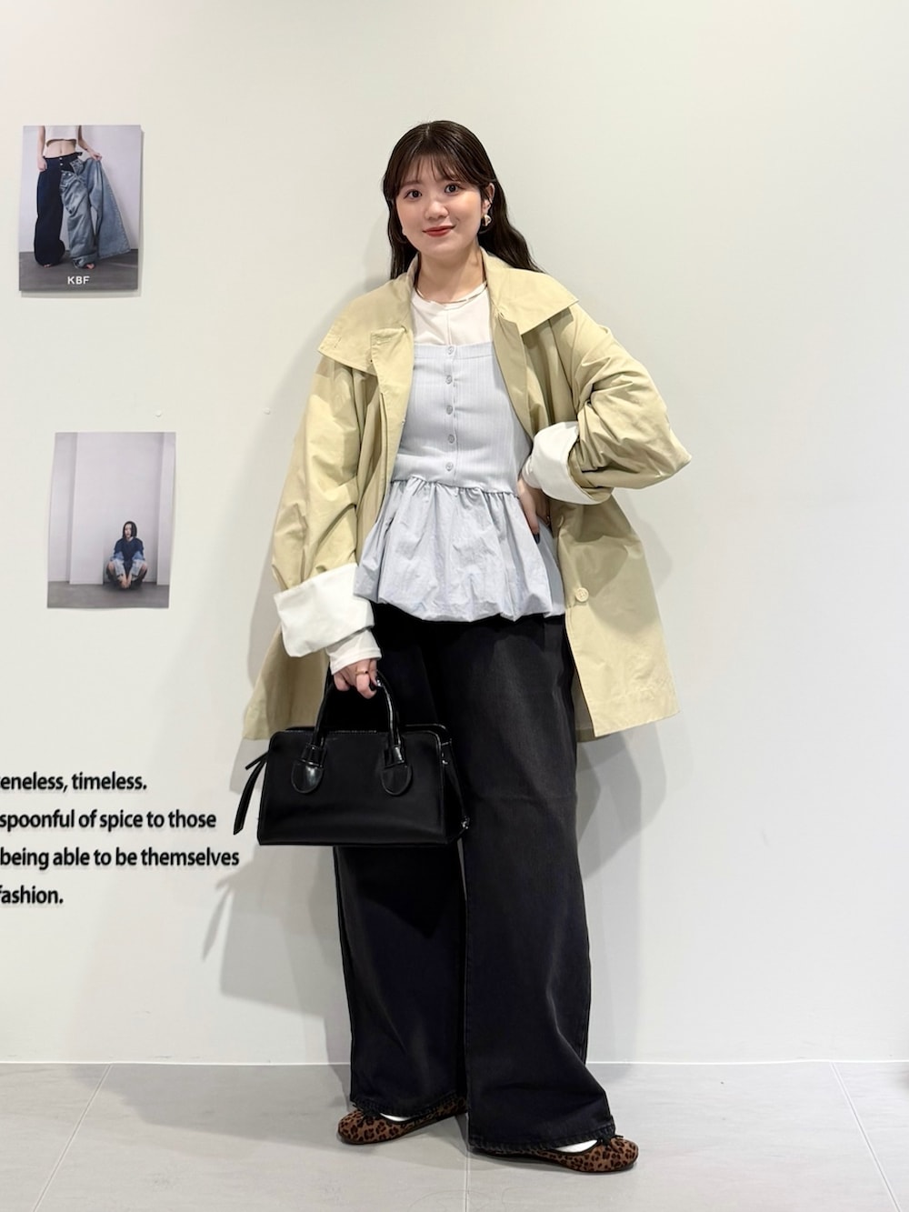 ベージュ系のその他アウター、ホワイト系のTシャツ/カットソー、ブラック系のデニムパンツを着用したレディースの春コーディネートの3枚目の写真