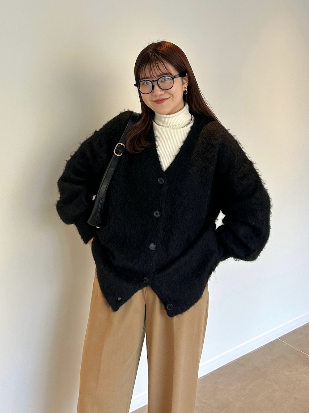 「冬を彩る色いろコーデ、きれいめカジュアル、冬コーデ、ブーツ、レイヤードスタイル、ニット、休日スタイル、タートルネック、お出かけコーデ、デートコーデ、プチプラ、カーディガン、ブラックコーデ、パンツスタイル、WEARyouthコーデ」｜「RiberryのシャギーVネックカーディガン（カーディガン/ボレロ、グレー系）」を使った、nanakaさん（骨格ストレート・レディース・155cm）の冬コーディネートの3枚目の写真
