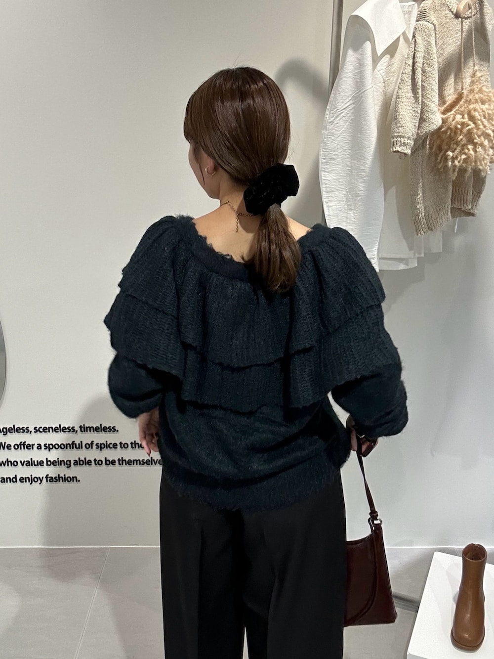 ブラック系のブーツ、ブラウン系のショルダーバッグ、ブラック系のその他パンツを着用したレディースの秋コーディネートの3枚目の写真