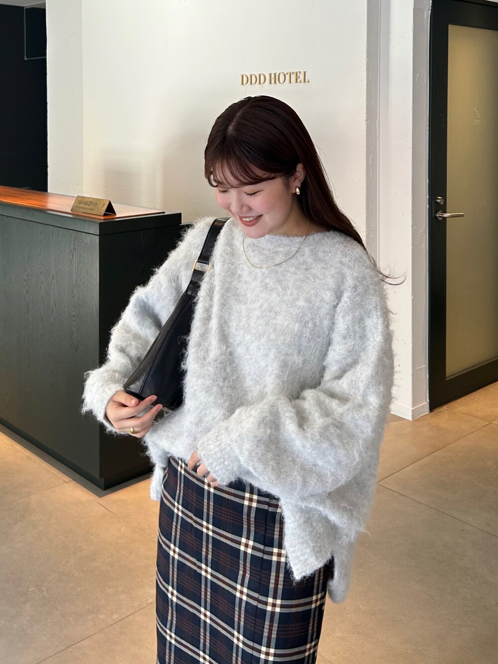 「ファッションを楽しもう、今日のコスメと服、モノトーン、ビッグシルエット、お出かけコーデ、プチプラ、きれいめカジュアル、冬コーデ、秋冬コーデ、休日スタイル、WEARyouthコーデ、チェック、ロングスカート、ニット、タイトスカート」|「Edit Sheenのサイドベルトチェックロングスカート(スカート、ブルー系)」を使った、nanakaさん(骨格ストレート・レディース・155cm)の秋コーディネートの4枚目の写真