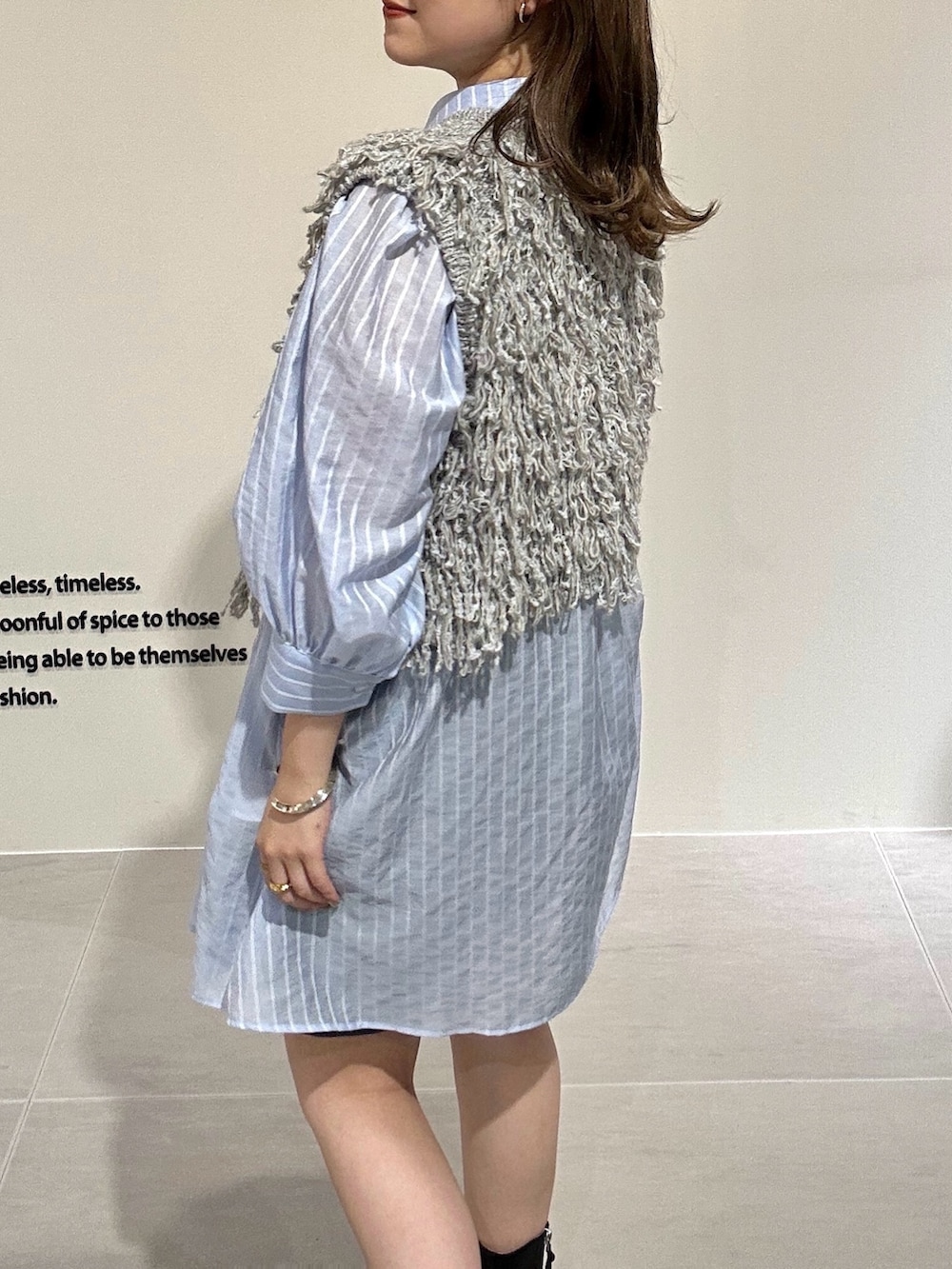 グレー系のその他パンツ、ブルー系のワンピース、ブラック系のショルダーバッグを着用したレディースの夏コーディネートの9枚目の写真