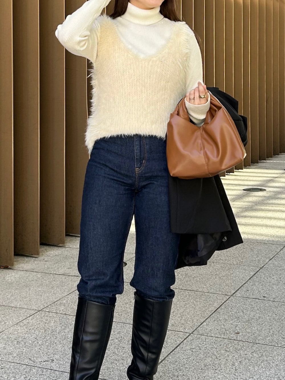 「ファッションを楽しもう、今日のコスメと服、ブーツ、レイヤードスタイル、お出かけコーデ、ビスチェ、プチプラ、デニム、ブラウン、冬コーデ、秋冬コーデ、レザー、ロングブーツ、きれいめカジュアル、ニット」|「Riberryの2WAYシャギーニットベスト(ベスト、ホワイト系)」を使った、nanakaさん(骨格ストレート・レディース・155cm)の秋コーディネートの3枚目の写真