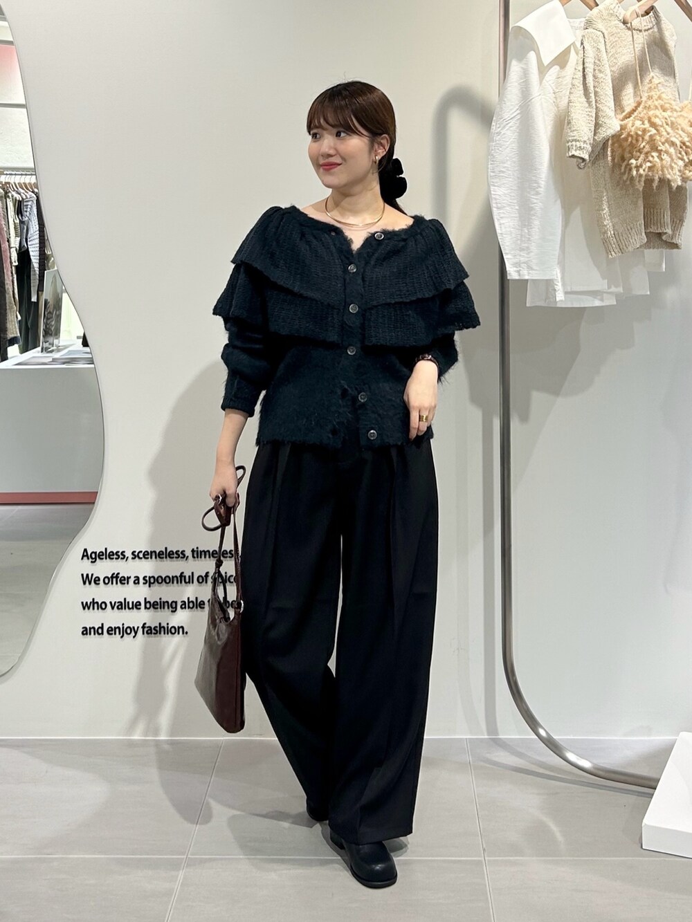 ブラック系のブーツ、ブラウン系のショルダーバッグ、ブラック系のその他パンツを着用したレディースの秋コーディネートの6枚目の写真