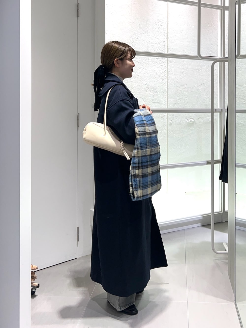 「タートルネック、ロングコート、冬アウター、最近のいい感じコーデ、プチプラ、ショルダーバッグ、冬コーデ、きれいめカジュアル、お出かけコーデ、ニット帽、ニット、オトナカジュアル、ボストンバッグ、おでかけコーデ、キレイめ」｜「KBFの『UR TECH』illi　ランダムRIBハイネックニット（ニット/セーター、ホワイト系）」を使った、nanakaさん（骨格ストレート・レディース・155cm）の秋コーディネートの5枚目の写真