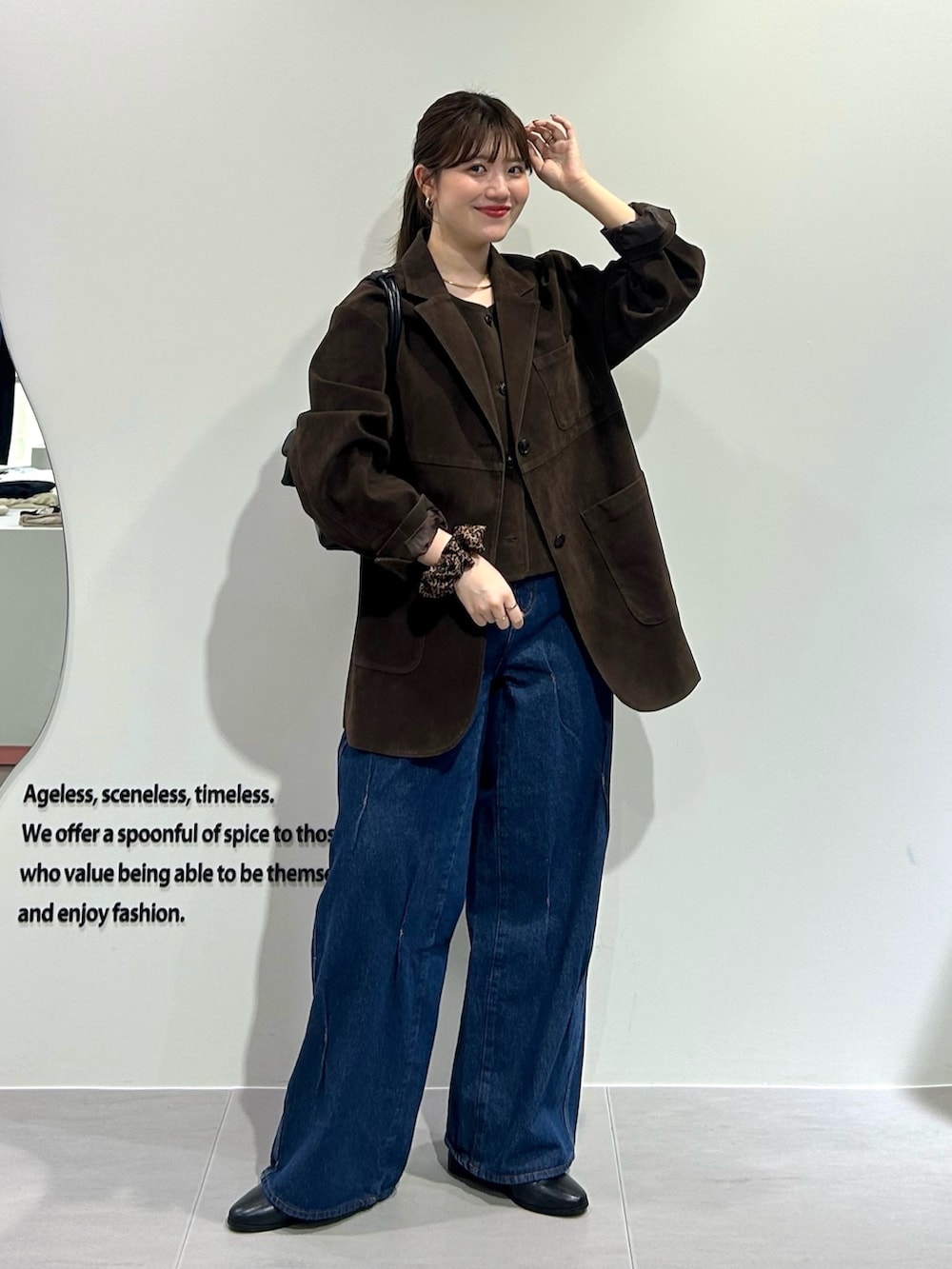 ブラウン系のその他アウター、ブラウン系のその他アウター、ブラック系のショルダーバッグを着用したレディースの夏コーディネートの5枚目の写真