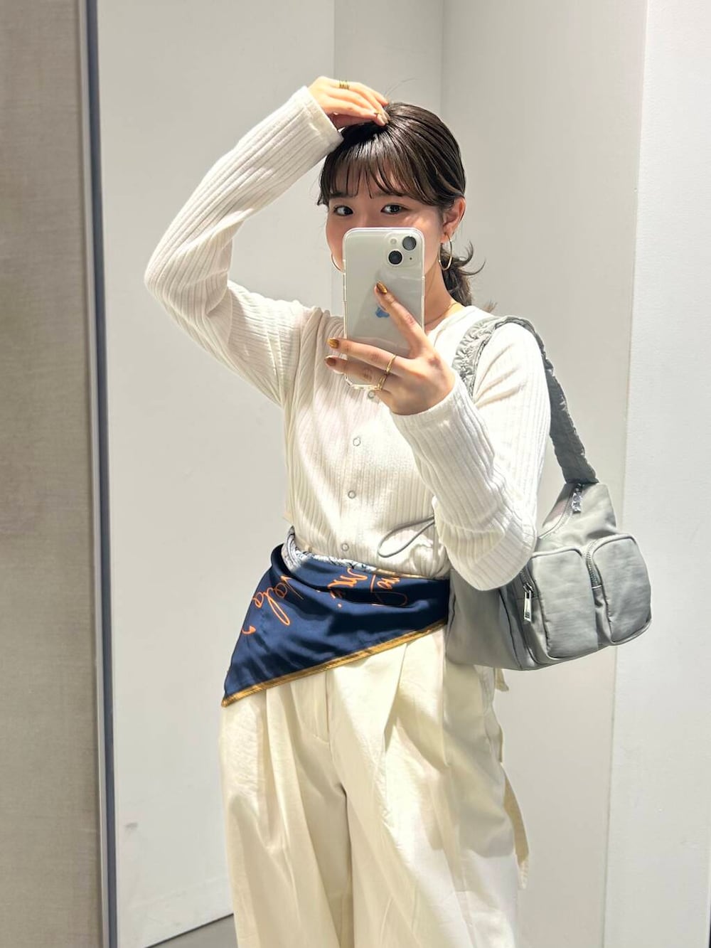 「大人カジュアル、きれいめカジュアル、お出かけコーデ、大人可愛い、春カラーコーデ、骨格ストレート、イエベ春、イエベコーデ」｜「RODE SKOのhun RODE SKO　Gather pocket（ショルダーバッグ、グレー系）」を使った、nanakaさん（レディース・155cm）の春コーディネートの3枚目の写真