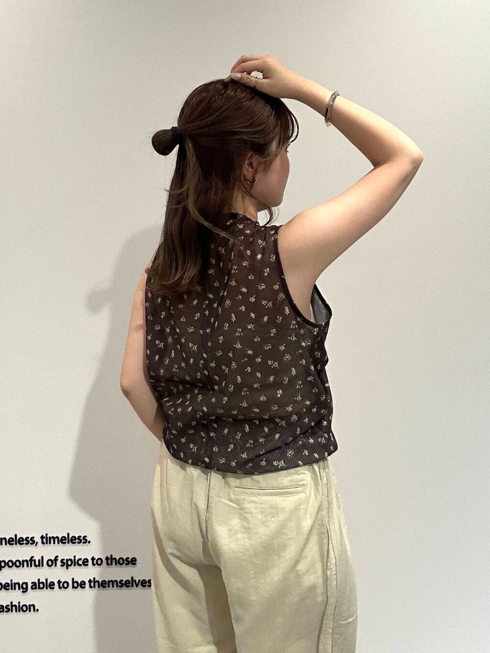 レッド系のサンダル、ベージュ系のその他パンツ、ブラウン系のシャツ/ブラウスを着用したレディースの夏コーディネートの9枚目の写真