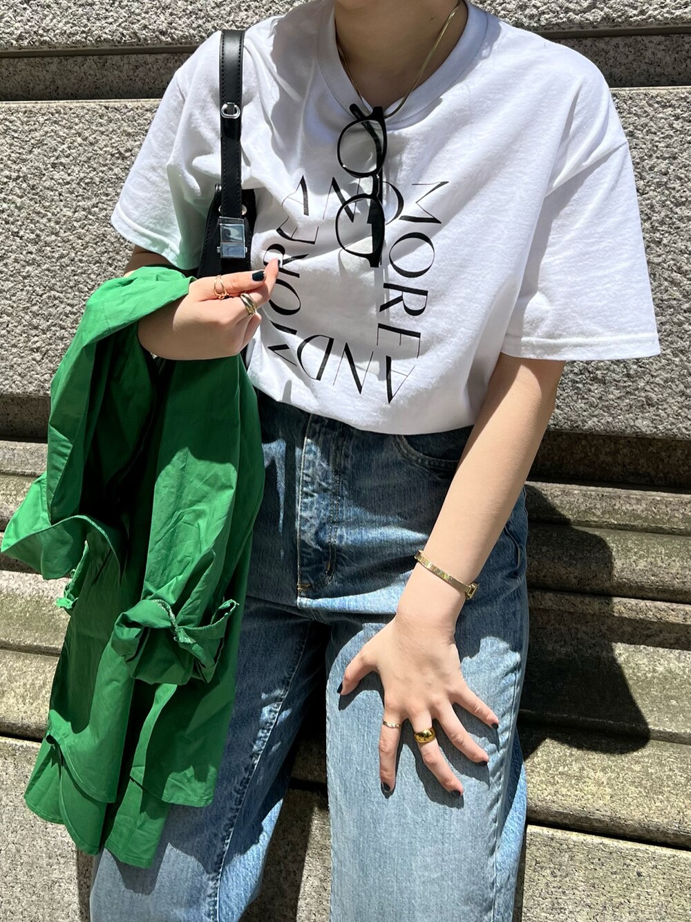「休日スタイル、プチプラ、デニム、ミニバッグ、きれいめカジュアル、Tシャツ、白Tシャツ、カジュアルコーデ、お出かけコーデ、riberry、デニムパンツ、夏コーデ、大人カジュアル、今日のコーデ、ローファー」｜「RiberryのGILDAN スクエアロゴプリントT（Tシャツ/カットソー、ホワイト系）」を使った、nanakaさん（骨格ストレート・レディース・155cm）の夏コーディネートの4枚目の写真