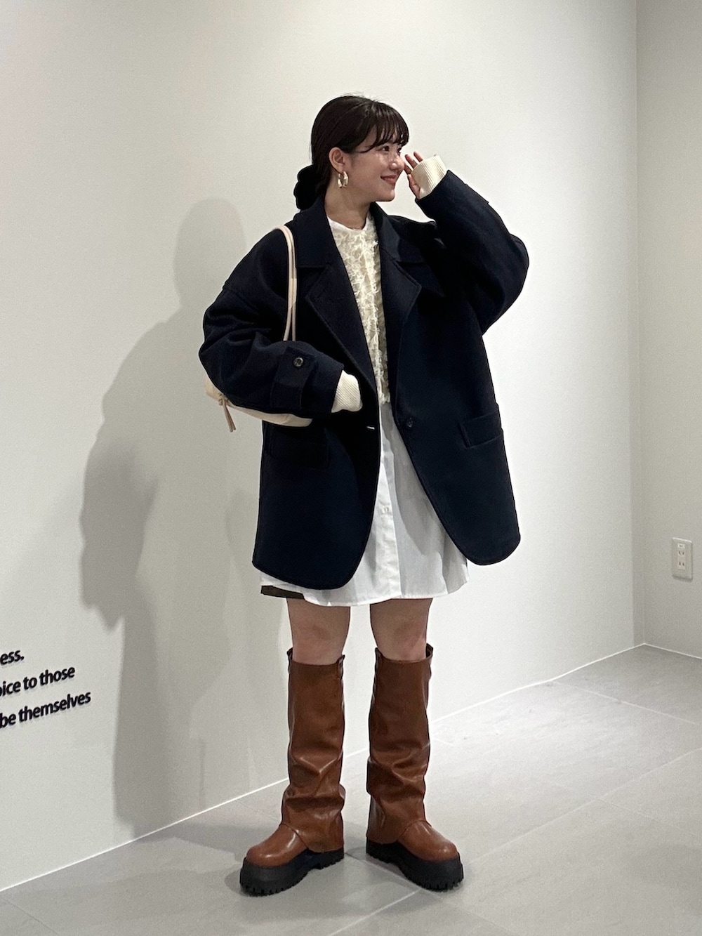 「冬アウター、ニット、ロングブーツ、ショートパンツ、きれいめカジュアル、お出かけコーデ、今日のコーデ、真冬のあったかスタイル、チョコ色に染まれ、デートコーデ、冬コーデ、カーディガン、ショルダーバッグ、レイヤードスタイル、ミニスカート」｜「KBFのコクーンミドルコート（ステンカラーコート、ブルー系）」を使った、nanakaさん（骨格ストレート・レディース・155cm）の冬コーディネートの5枚目の写真