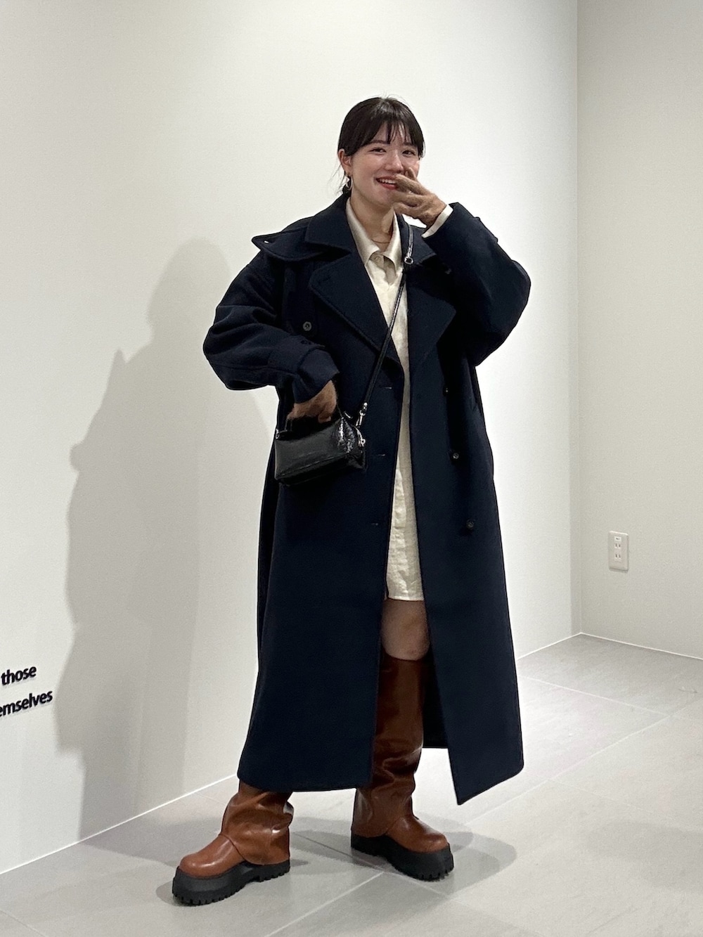 「プチプラ、冬アウター、レイヤードスタイル、ロングブーツ、チェスターコート、ロングコート、ネイビーコーデ、きれいめカジュアル、キレイめ、カジュアルガーリー、カジュアルコーデ、オトナカジュアル、オトナ女子、お出かけコーデ、骨格ストレート」｜「KBFの『2サイズ展開』コクーンロングコート（ステンカラーコート、ブルー系）」を使った、nanakaさん（骨格ストレート・レディース・155cm）の冬コーディネートの3枚目の写真