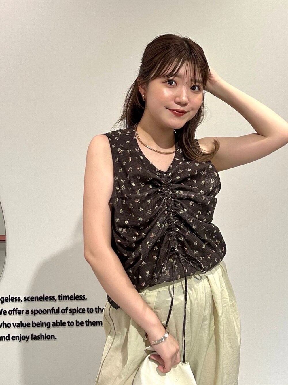 レッド系のサンダル、ベージュ系のその他パンツ、ブラウン系のシャツ/ブラウスを着用したレディースの夏コーディネートの3枚目の写真