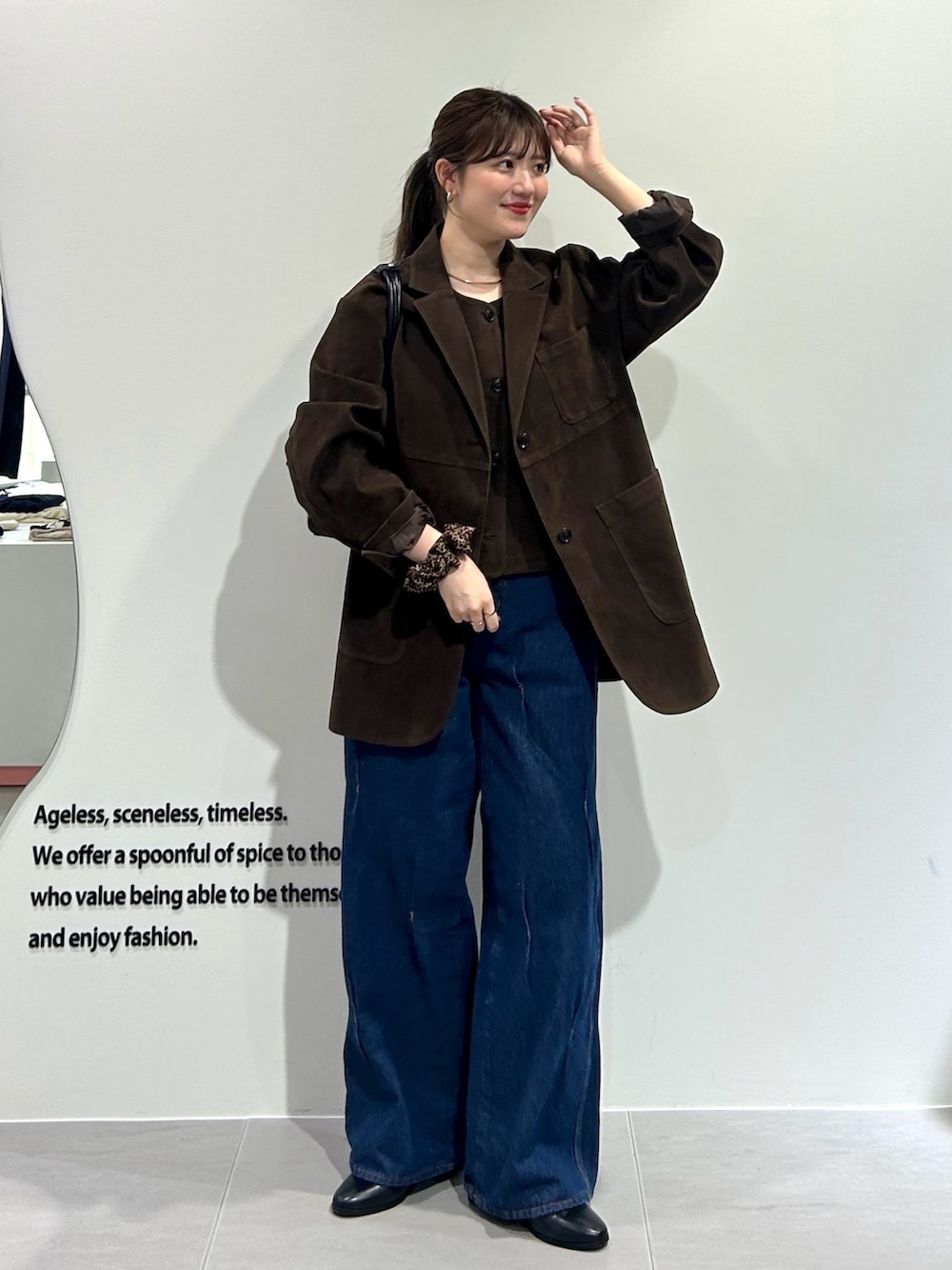 ブラウン系のその他アウター、ブラウン系のその他アウター、ブラック系のショルダーバッグを着用したレディースの夏コーディネートの2枚目の写真