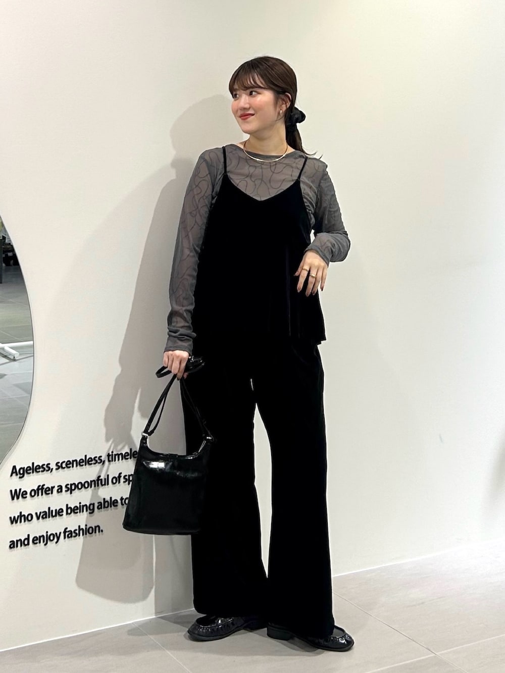 「秋服準備はじめました、きれいめカジュアル、シアートップス、ショルダーバッグ、シンプルコーデ、お出かけコーデ、レイヤードスタイル、モノトーン、プチプラ、秋コーデ、小物で作る初秋コーデ、st2508、ベロア、ローファー、セットアップ」｜「KBFのベロアイージーパンツ（その他パンツ、ブラック系）」を使った、nanakaさん（レディース・155cm）の秋コーディネートの3枚目の写真