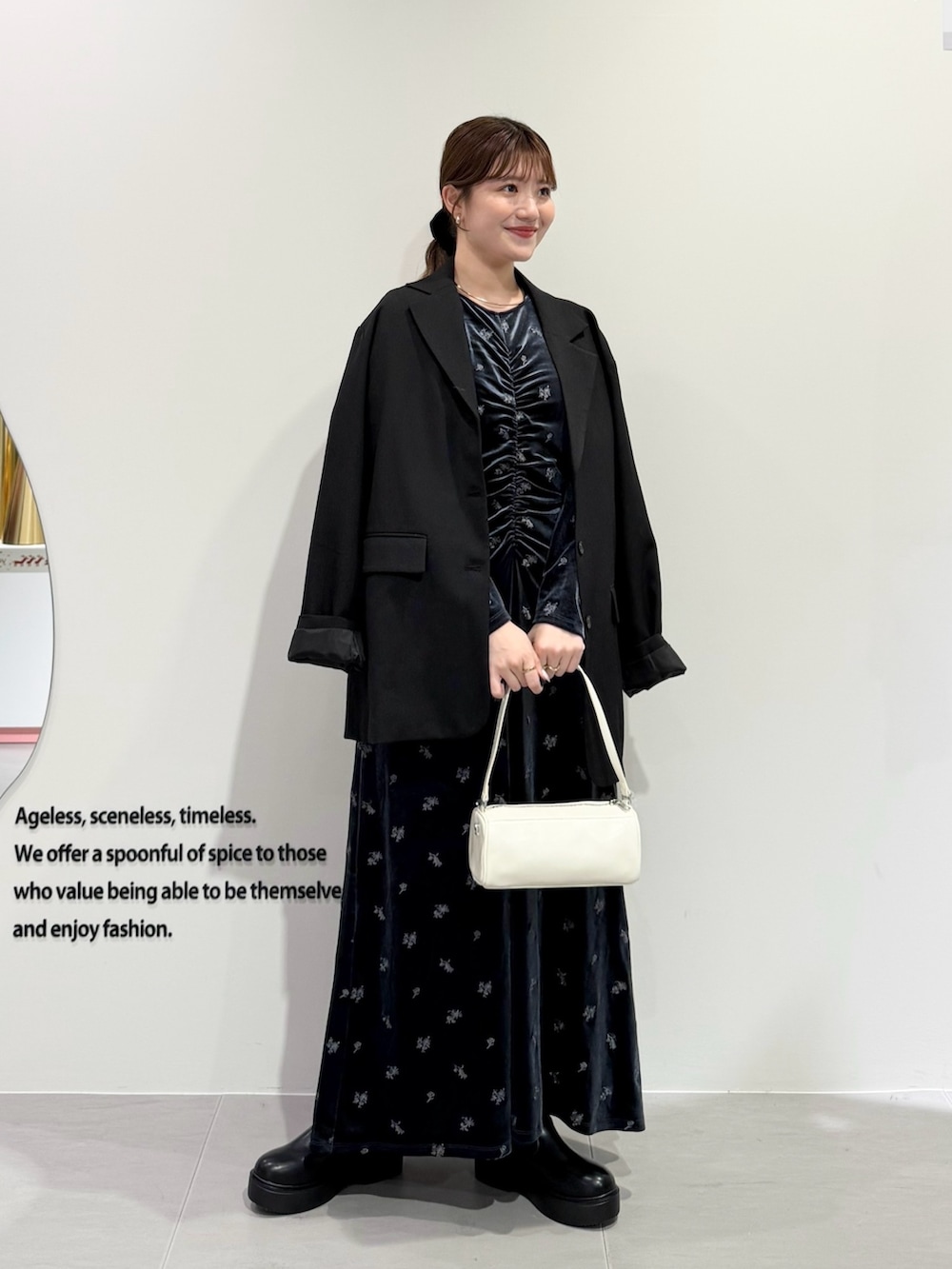 グレー系のワンピース、ブラック系のブーツ、ブラック系のその他アウターを着用したレディースの秋コーディネートの5枚目の写真