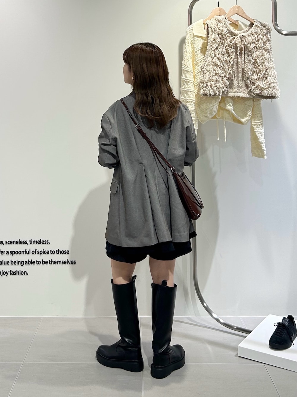 その他のその他アウター、ブラック系のワンピース、ブラック系のブーツを着用したレディースの秋コーディネートの3枚目の写真